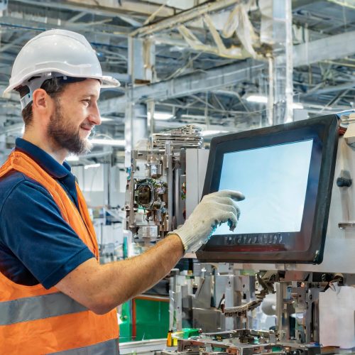 Touchscreen-als-Assistenzsystem-in-der-Fertigung-scaled
